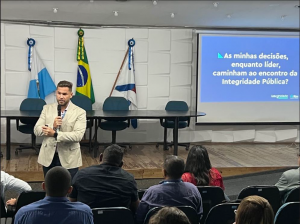 Bruno Saad, palestrando sobre Integridade Pública pela SMTDI